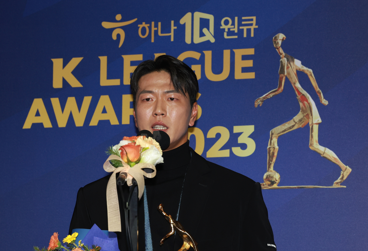 Kim Young-gwon of Ulsan Hyundai FC fights back tears after accepting his K League 1 most valuable player trophy during the K League Awards ceremony in Seoul on Tuesday. (Yonhap)