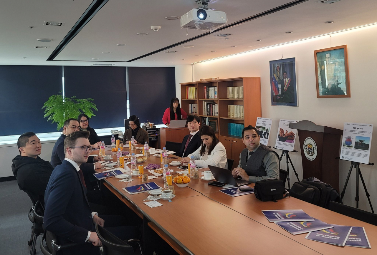 Journalists, members of diplomatic corps, and embassy officials attend breifing of Charge d' affairs at the Venezuelan Embassy in Seoul Isabel Di Carlo Quero about referendum on Guayana Esequiba in Seoul on Wednesday. (Embassy of Venezuela in Seoul)