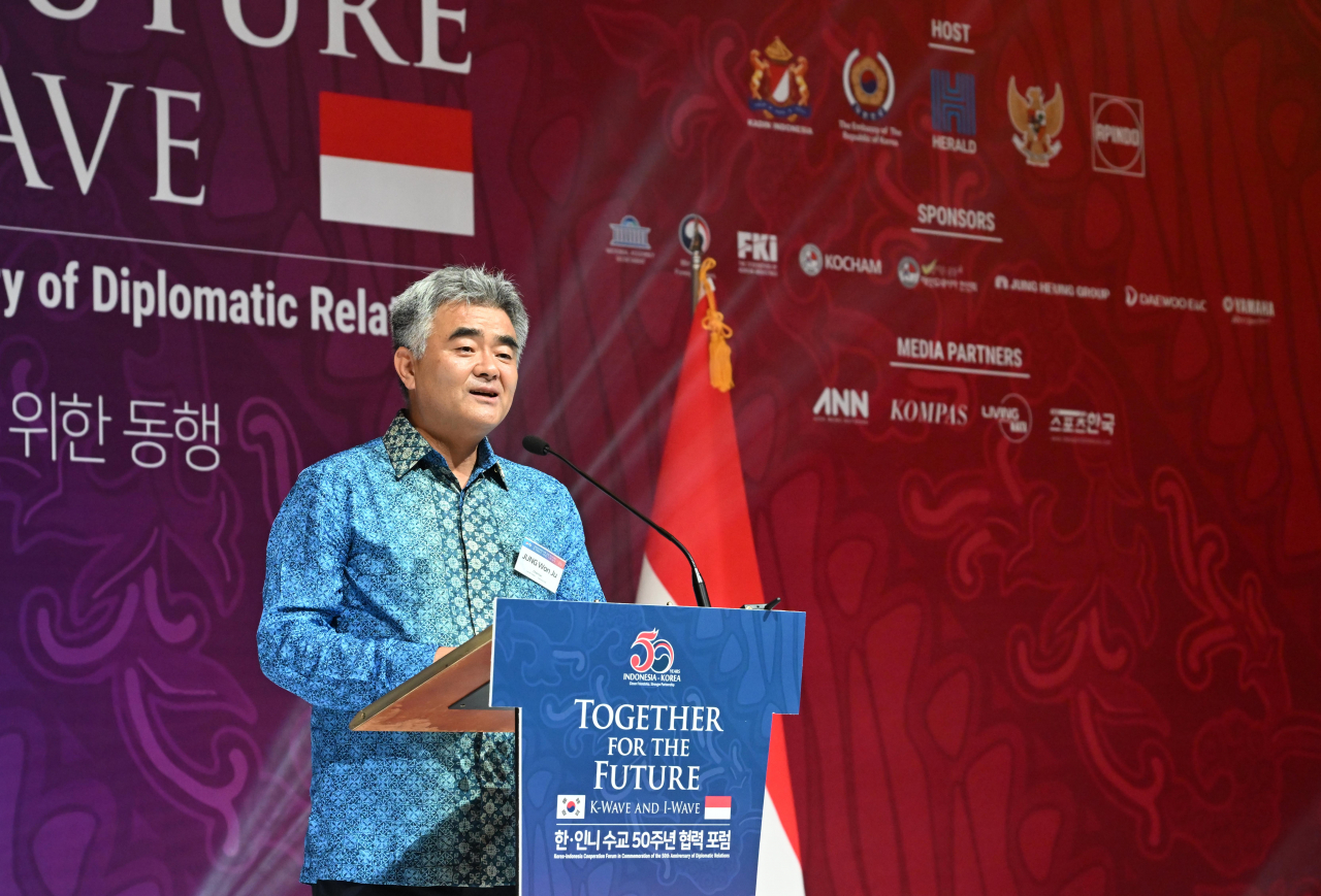 Daewoo E&C Chairman Jung Won-ju, who doubles as chairman of Herald Corp., delivers a welcoming speech at the Korea-Indonesia Economic Cooperation Forum held in Jakarta, Indonesia, Thursday. (Lee Sang-sub/ The Korea Herald)