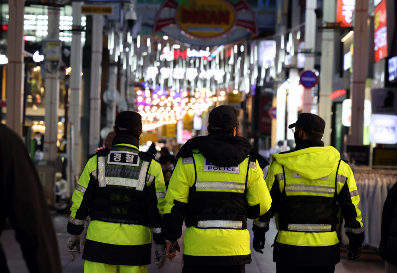 Police officers patrol the streets in Ulsan on Nov.16. (Yonhap)