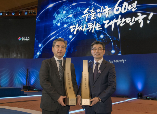 Hyundai Motor Company CEO Chang Jae-hoon (left) and Kia CEO Song Ho-sung pose for a photo after receiving the Top Exporters of the Year Award at an event hosted by the Korea International Trade Association in Gangnam, Seoul on Tuesday. (Hyundai Motor Group)