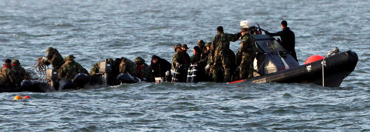 Search and rescue teams work in the waters near Baengnyeong Island, where South Korean Navy ship Cheonan sank, in this file photo dated April 3, 2010. (The Korea Herald)