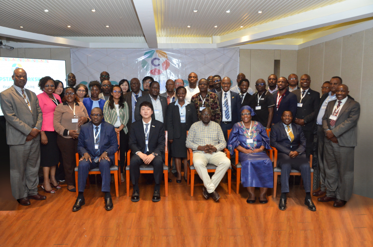 Kenya’s Minister of Cooperative and Micro, Small, and Medium Enterprises Development Simon Kiprono Chelugui (center) and participants of a workshop for sustainable growth, hosted by the Korean Federation of Community Credit Cooperatives, pose for a photo during the three-day event held in Nairobi, Kenya. (KFCC)