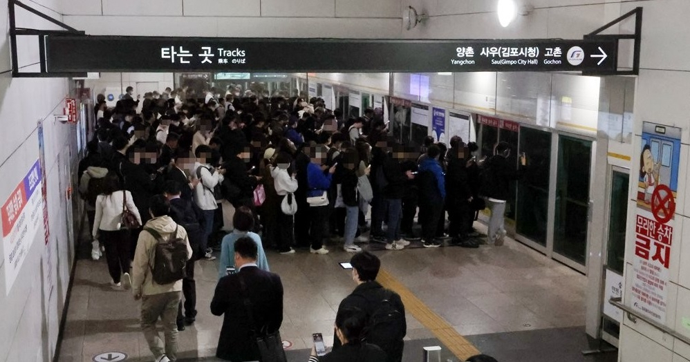 Passengers wait to board the Gimpo Goldline at Gimpo International Airport Station in April. (Yonhap)