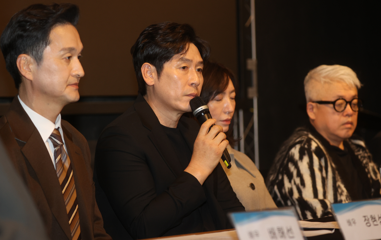 Actor Sol Kyung-gu speaks at a press conference in Gangseo-gu, Seoul, Tuesday. (Yonhap)