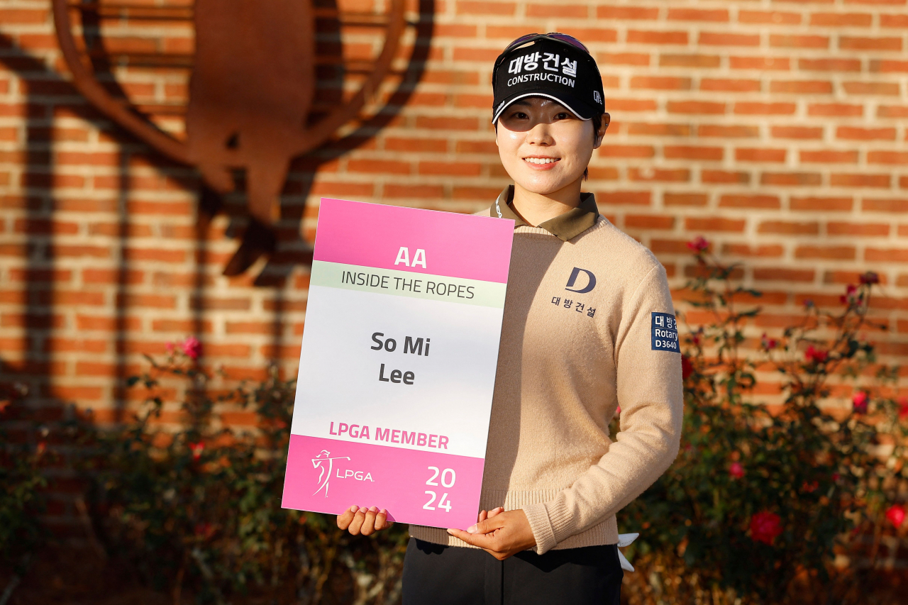 In this Getty Images photo, Lee So-mi of South Korea poses with a card bearing her name as a member of the LPGA Tour for 2024, following the conclusion of the LPGA Q-Series at Robert Trent Jones Golf Trail at Magnolia Grove in Mobile, Alabama, on Wednesday (local time). (AFP-Yonhap)