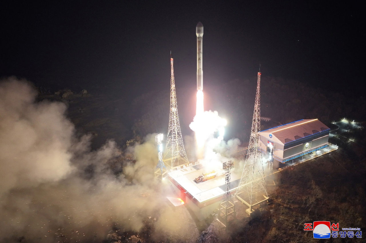 A new type of Chollima-1 rocket carrying a reconnaissance satellite called the Malligyong-1 lifts off from the launching pad at the Sohae satellite launch site in Tongchang-ri, northwestern North Korea, at 10:42 p.m. on Nov. 21.(kcna)