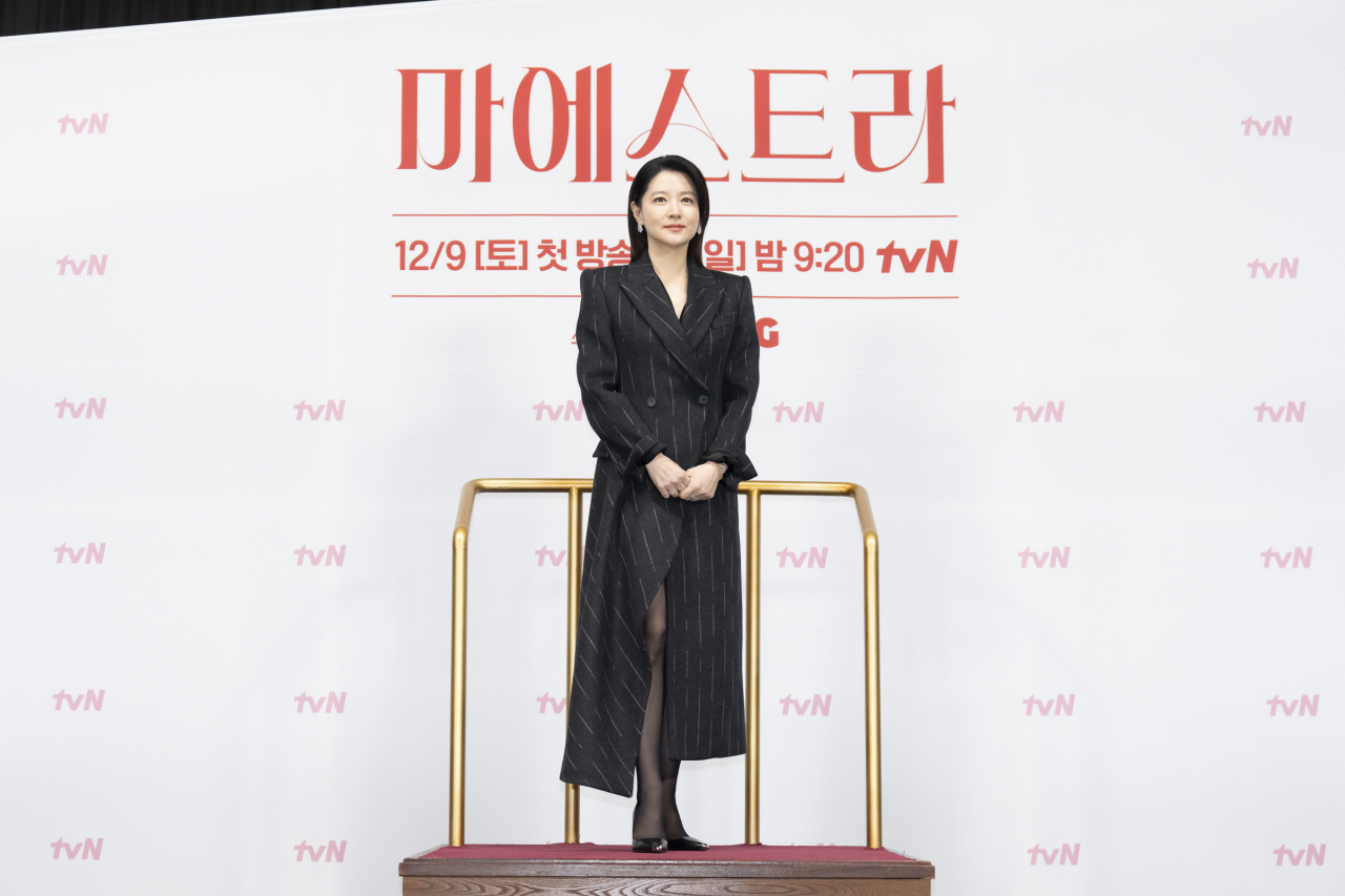 Lee Young-ae poses for a photo during a press conference held in Guro-gu, Seoul, Wednesday. (tvN)