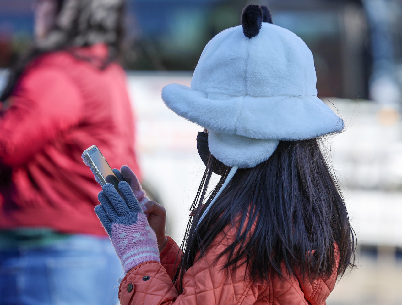 A child uses a smartphone in this Nov.10 photo taken in Seoul. (Yonhap)