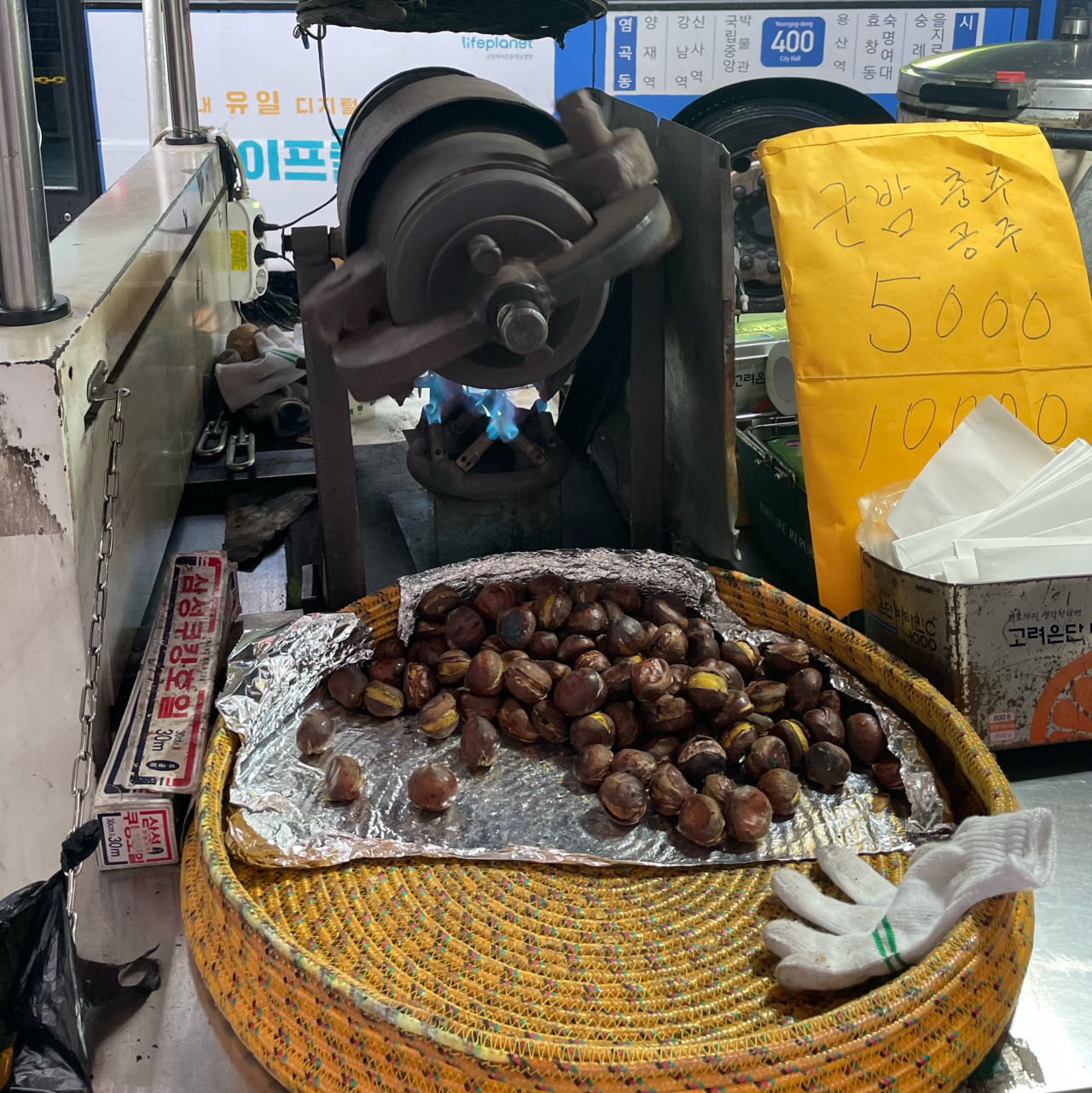 Gunbam or roasted chestnuts (Kim Da-sol/The Korea Herald)