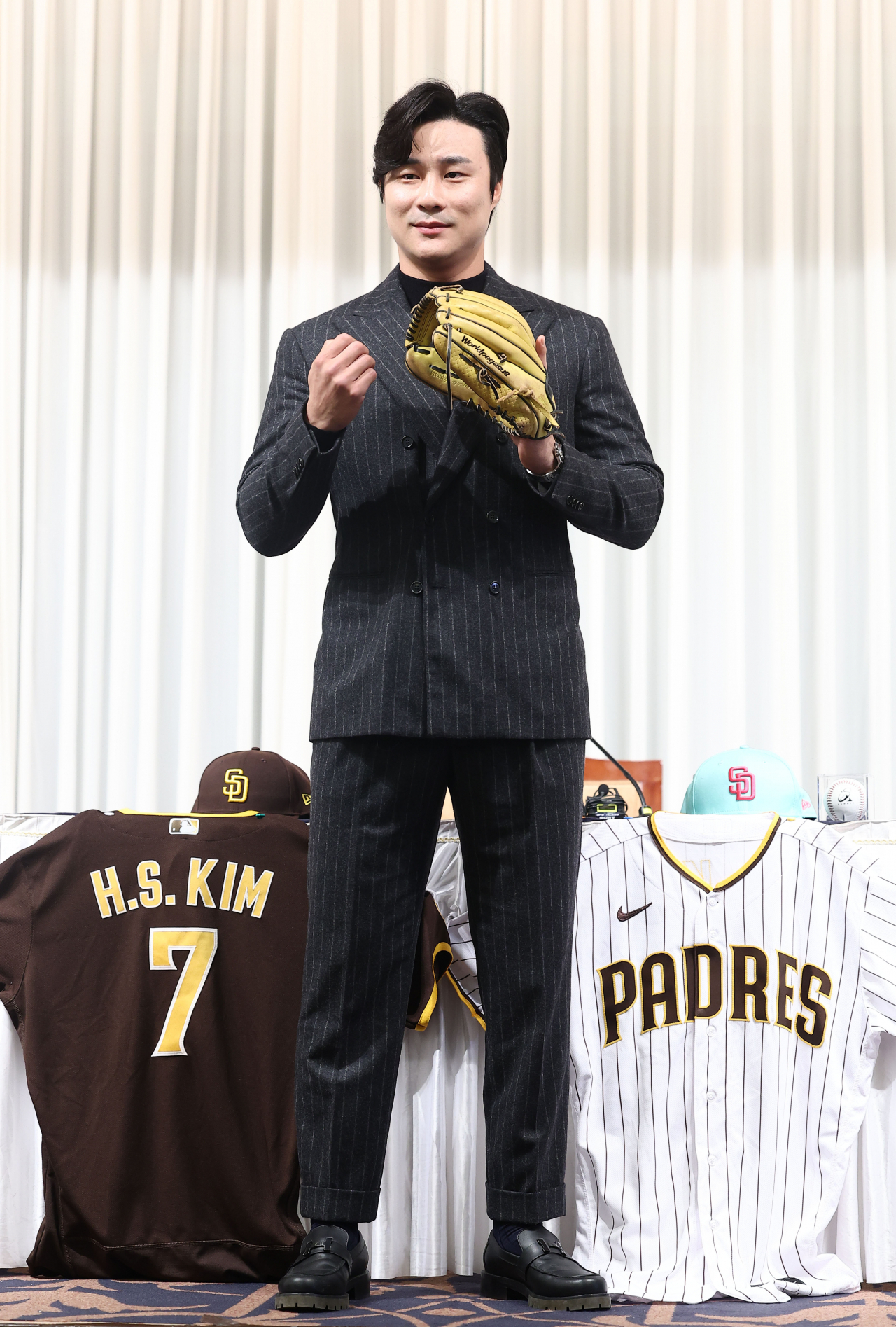 Kim Ha-seong poses for a photo during a press conference held on Nov.20 in Seoul. (Yonhap)