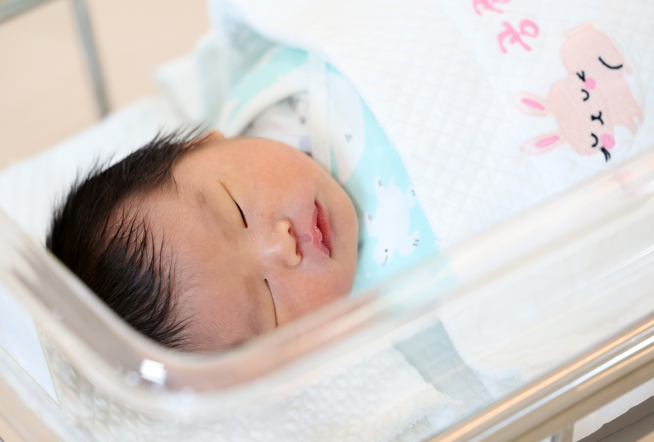 The fifth child of Lim Seong-gil and Lee A-reum sleeps in a public postnatal care center in Yanggu County, Gangwon Province, four days after being born on Dec. 4. (Yonhap)
