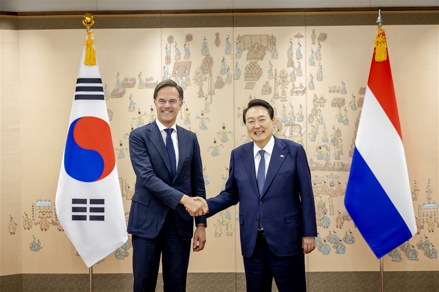 Dutch Prime Minister Mark Rutte (left) and South Korean President Yoon Suk Yeol shake hands during their meeting in Seoul in November 2022. (Dutch Prime Minister's Office)