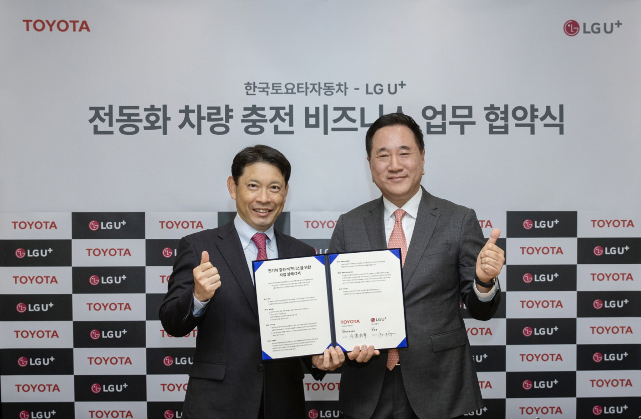 Toyota Motor Korea's Senior Managing Director Toshiyuki Nakahara (left) and LG Uplus Executive Vice President Hyun Joon-yong pose for a photo after a signing ceremony held at the carmaker's headquarters in Seoul, on Dec. 7. (Toyota Motor Korea)