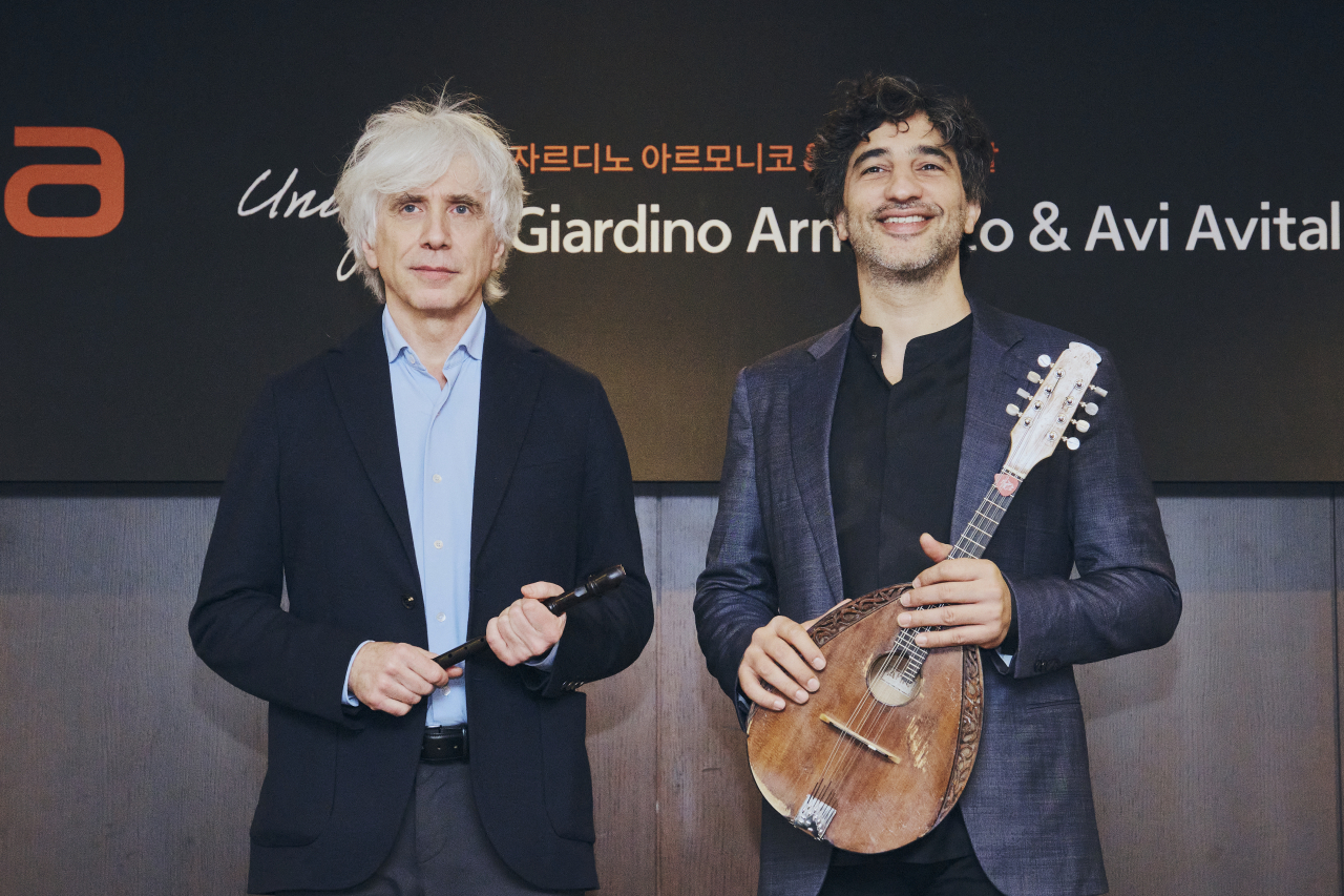 Giovanni Antonini (left), an Italian conductor and soloist of recorder and Baroque transverse flute who leads Il Giardino Armonico and Israeli mandolinist Avi Avital pose for photos during a press conference at The Plaza Seoul on Monday. (Hanwha)