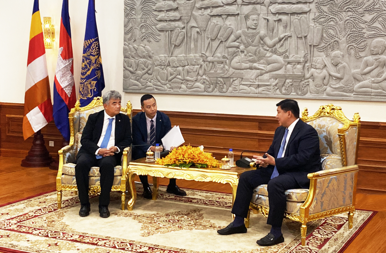 Daewoo Engineering & Construction Chairman Jung Won-ju (left) and Say Sam Al, minister of Land Management of Cambodia, talk during a meeting held in Phnom Penh, Cambodia, Wednesday. (Daewoo E&C)