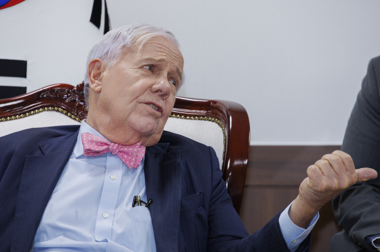 US business tycoon Jim Rogers speaks to South Korea's Unification Minister Kim Yung-ho at a meeting held in Seoul on Monday. (Yonhap)