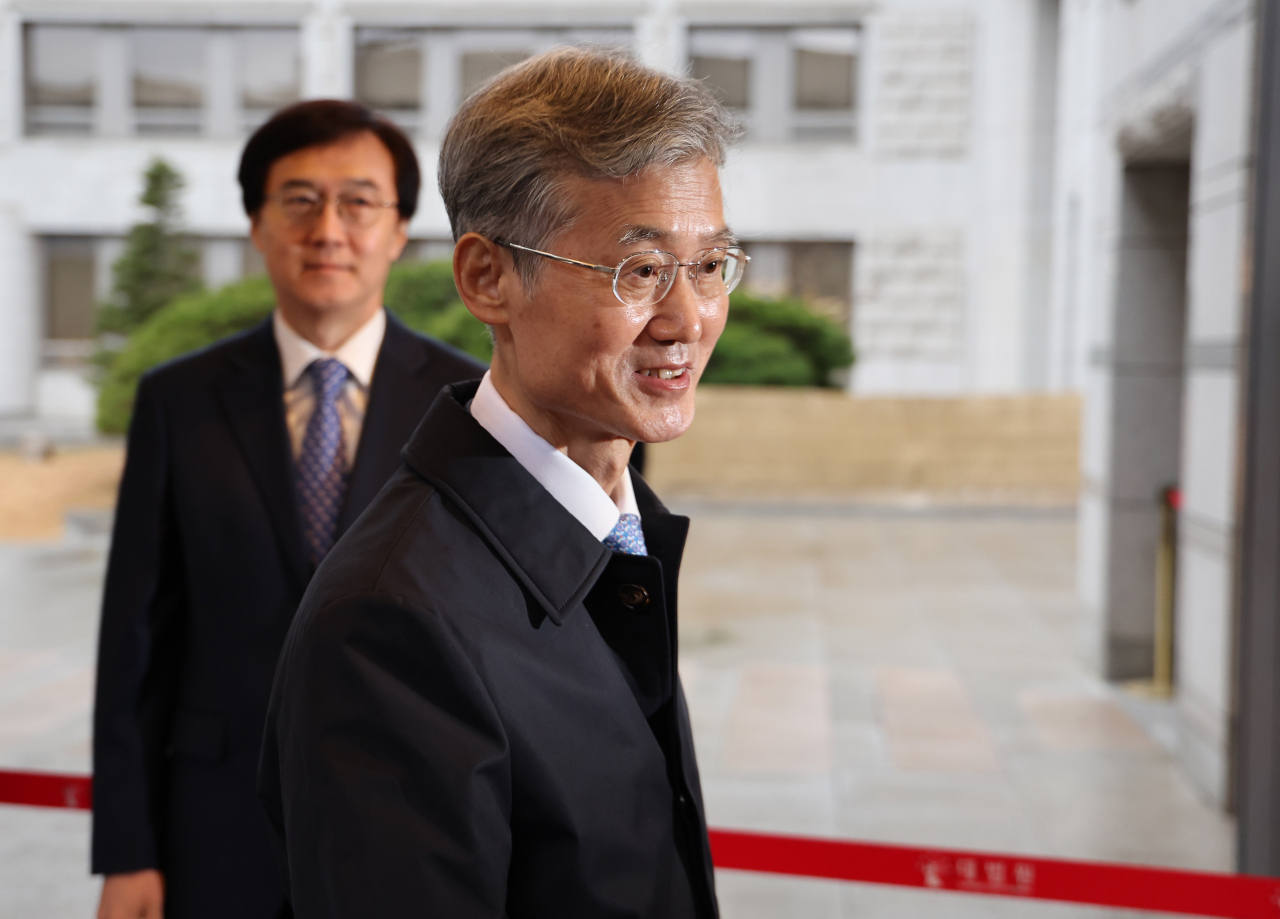 New Chief Justice Cho Hee-dae (center) enters the Supreme Court in Seoul on Monday. (Yonhap)
