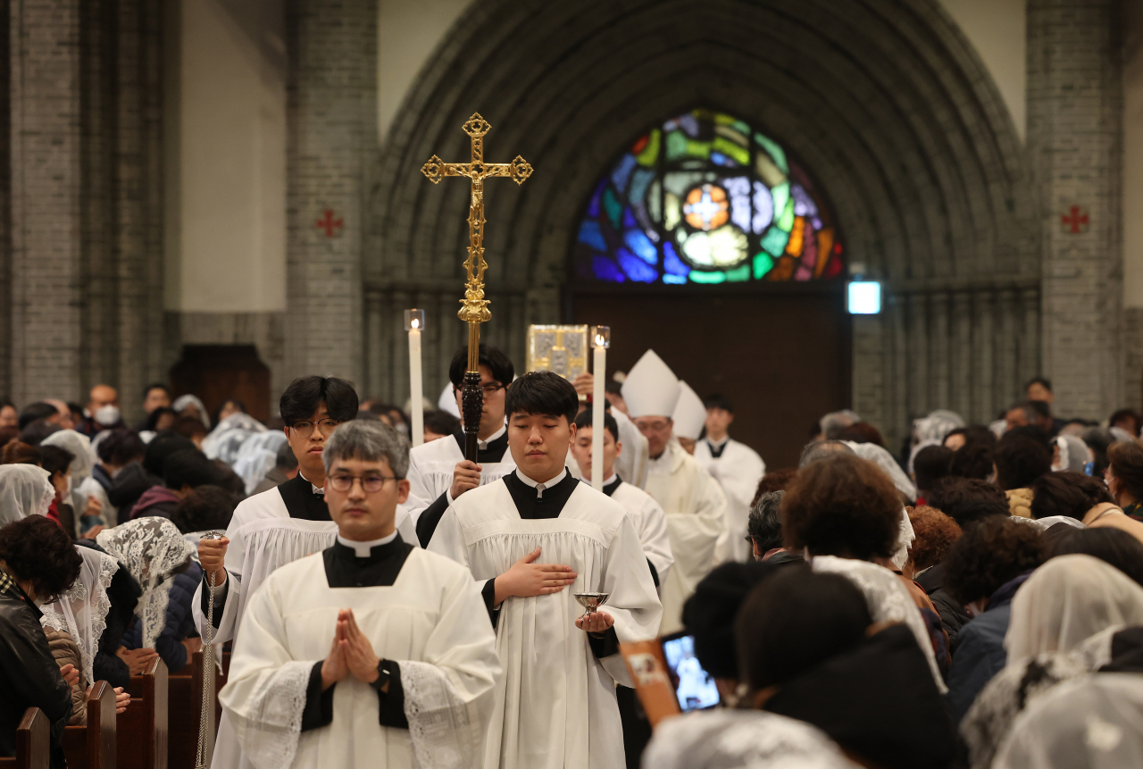 This shows a photo of the Mass at Myeongdong Cathedral in Seoul on Monday. (Yonhap)