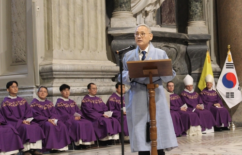 Culture Minister Yu In-chon delivers a congratulatory speech during a Mass held at the Lateran Basilica in Rome on Monday to mark the 60th anniversary of diplomatic ties between South Korea and the Vatican. (Yonhap)