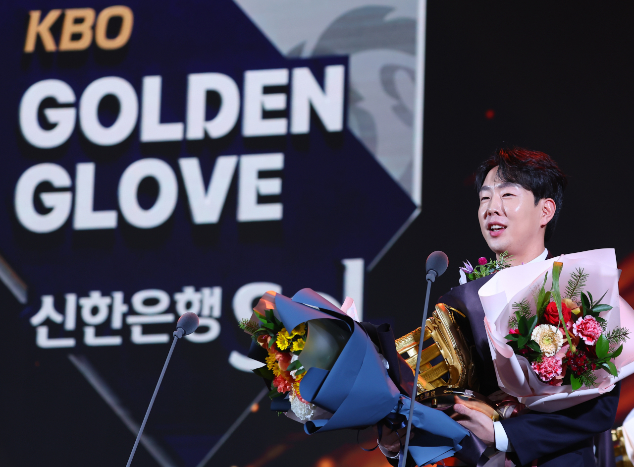 Park Kun-woo of the NC Dinos speaks after winning the Golden Glove in the outfield during the award ceremony in Seoul on Monday. (Yonhap)