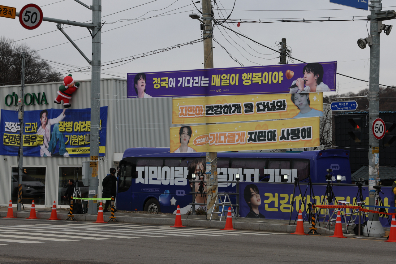 Placards from fans are attached on the street near the boot camp at the 5th Infantry Division in Yeoncheon, Gyeonggi Province, Tuesday. (Yonhap)