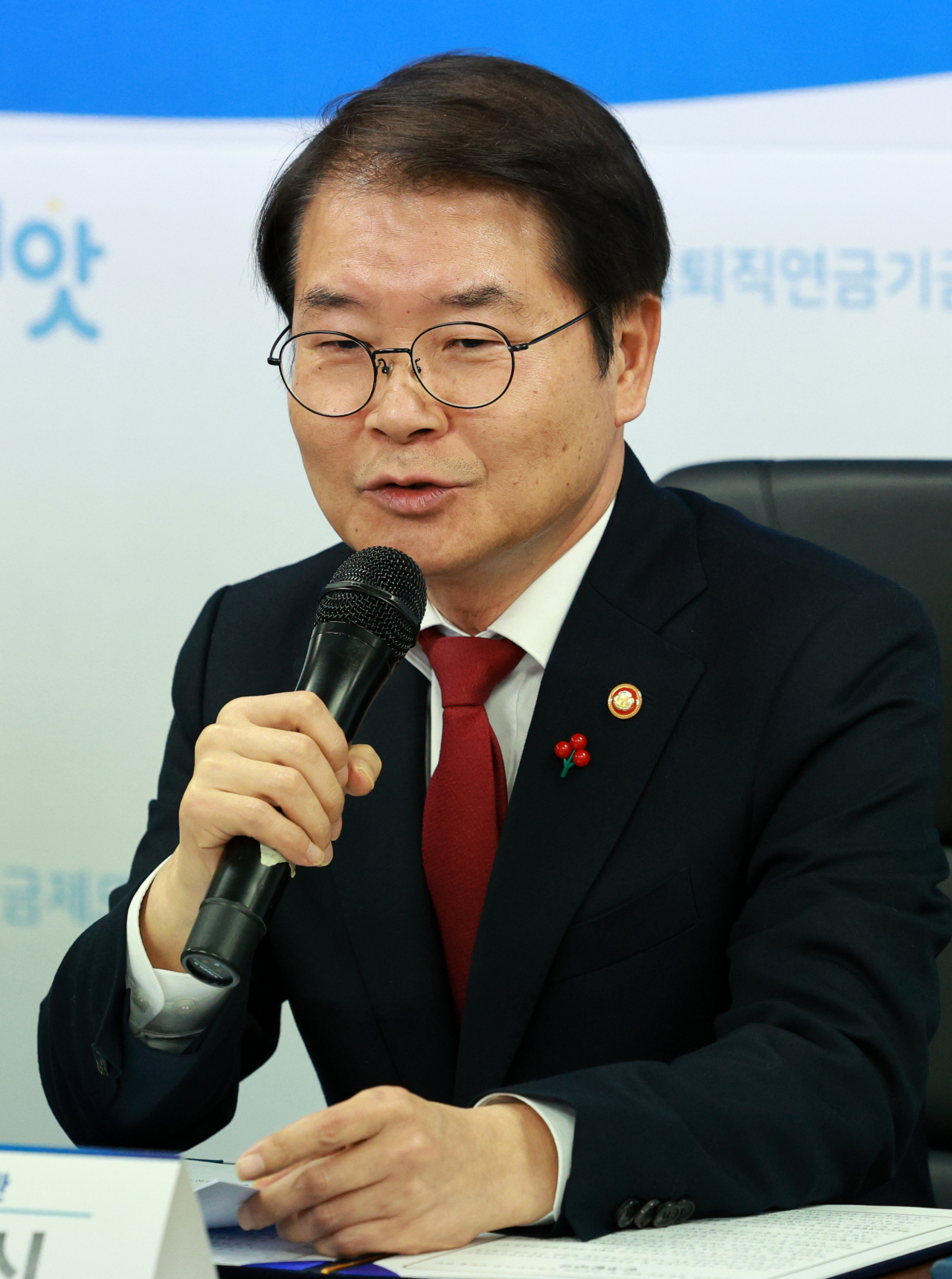 Labor Minister Lee Jung-sik gives a speech at the Korea Federation of Micro Enterprise in Yeongdeungpo-gu, Seoul on Monday. (Newsis)