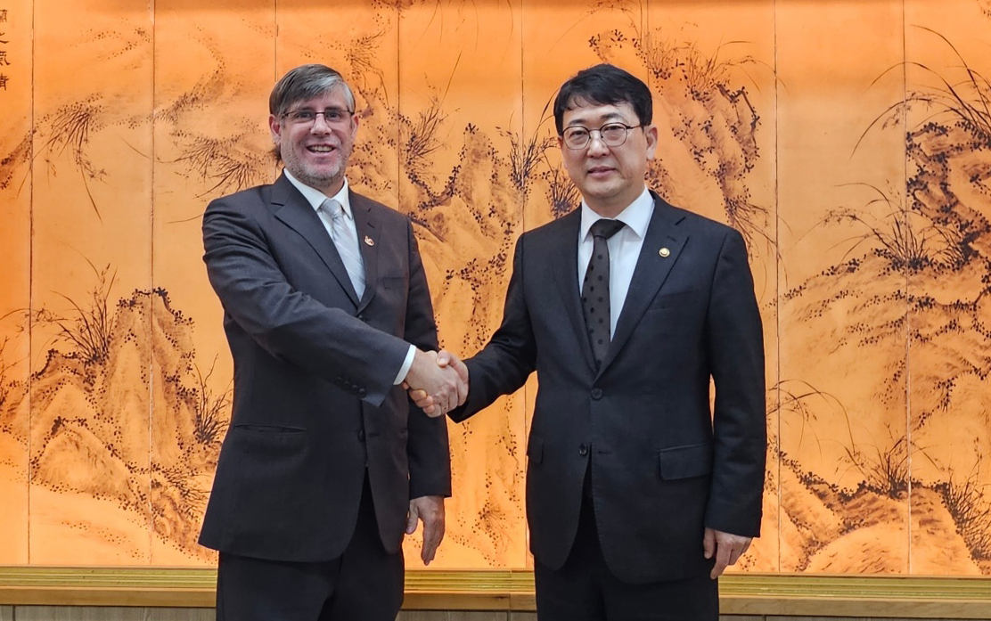 Administrator Choi Eung-chon (right) ahead of talks with Peruvian Ambassador to South Korea Paul Duclos at the National Palace Museum of Korea on Nov. 15. (Cultural Heritage Administration)