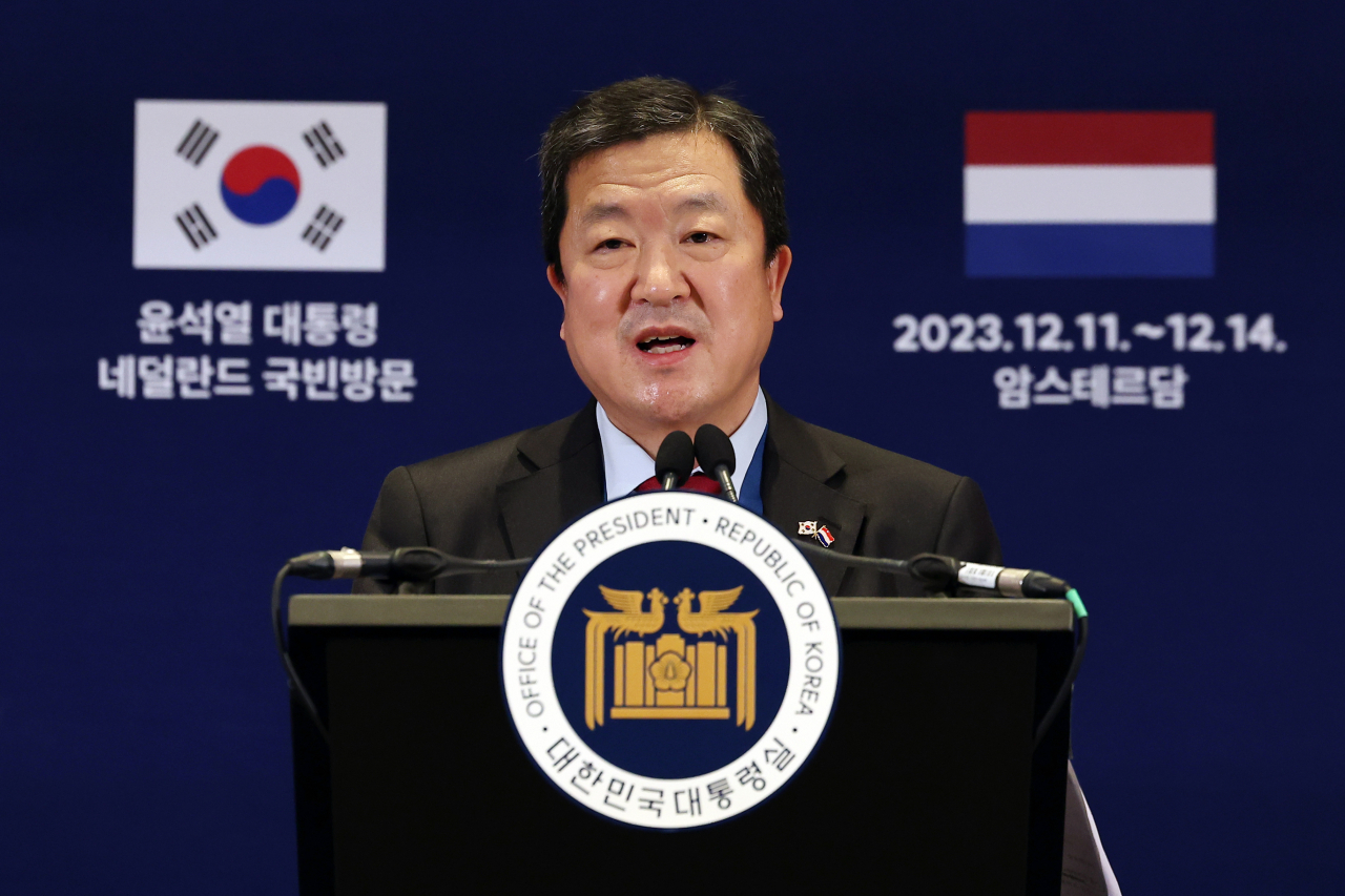 Park Chun-sup, the senior presidential secretary for economic affairs, speaks during a press briefing in Amsterdam, Monday (local time). (Yonhap)