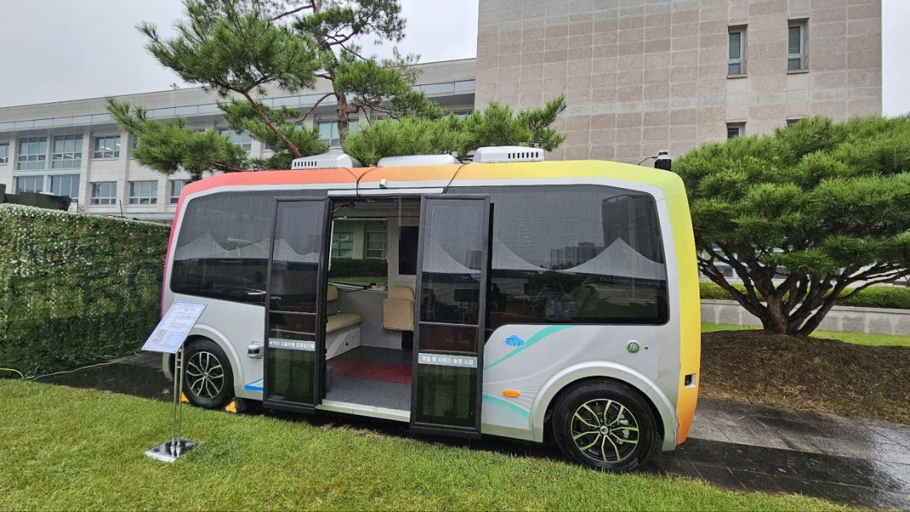 This photo provided by Gwangju Metropolitan Government on Tuesday shows a self-driving shuttle operated on a pilot run at the Army headquarters in Gyeryong, South Chungcheong Province. (Gwangju Metropolitan Government)