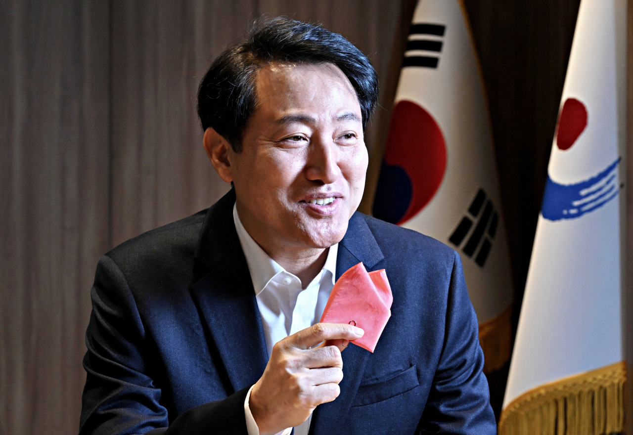Seoul Mayor Oh Se-hoon poses for a photo during an interview with The Korea Herald at Seoul City Hall, showing a 