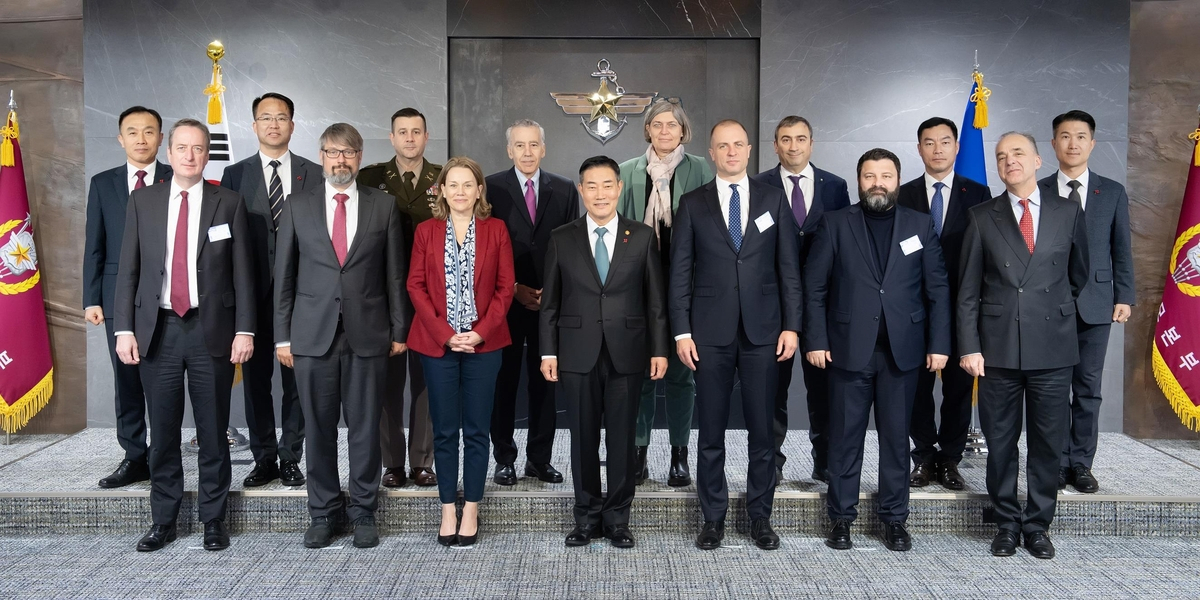 South Korean Defense Minister Shin Won-sik (center, first row) and the representatives of eight member states of the North Atlantic Treaty Organization pose for a photo after their meeting at the defense ministry building in Seoul on Wednesday. (Yonhap)