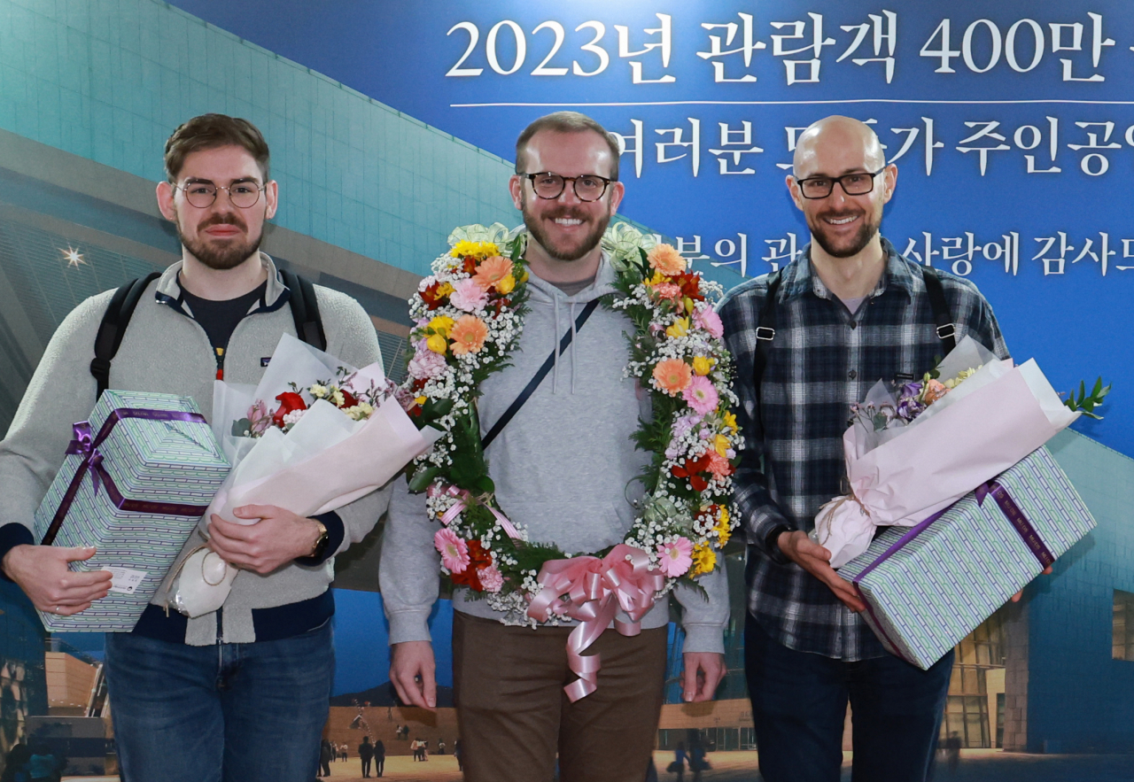 Sam Nicoles (center) poses for a photo marking the 4 million attendance milestone at the National Museum of Korea in Yongsan-gu, central Seoul, Wednesday. (Yonhap)