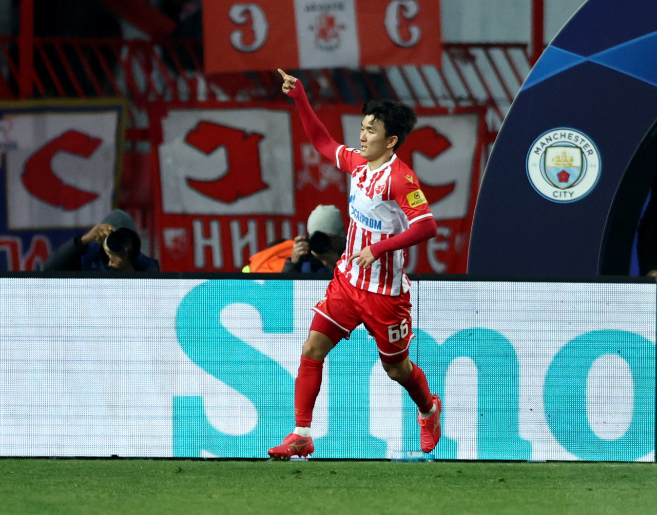 Hwang In-beom of Crvena zvezda celebrates after scoring against Manchester City during the clubs' Group G match at the UEFA Champions League at Stadion Rajko Mitic in Belgrade on Wednesday. (Yonhap)