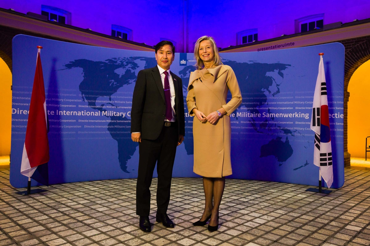 South Korean Vice Defense Minister Kim Seon-ho (left) poses for a photo with Dutch Defense Minister Kajsa Ollongren as they hold talks in The Hague on Tuesday. (Yonhap)