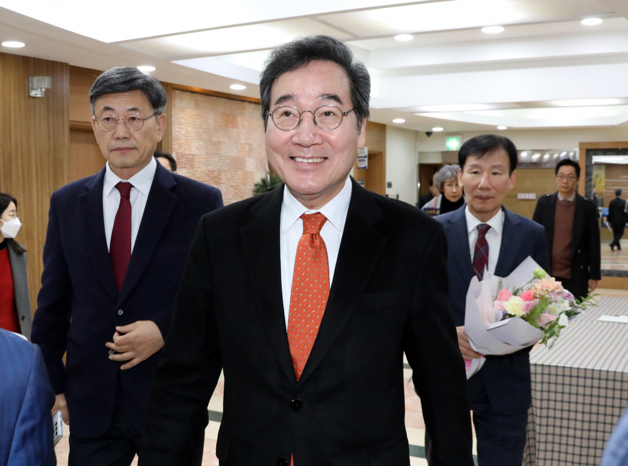 Former Prime Minister and and ex-leader of the Democratic Party Lee Nak-yon enters Sahmyook Health University in central Seoul to give a lecture to students on Dec. 11. (Yonhap)
