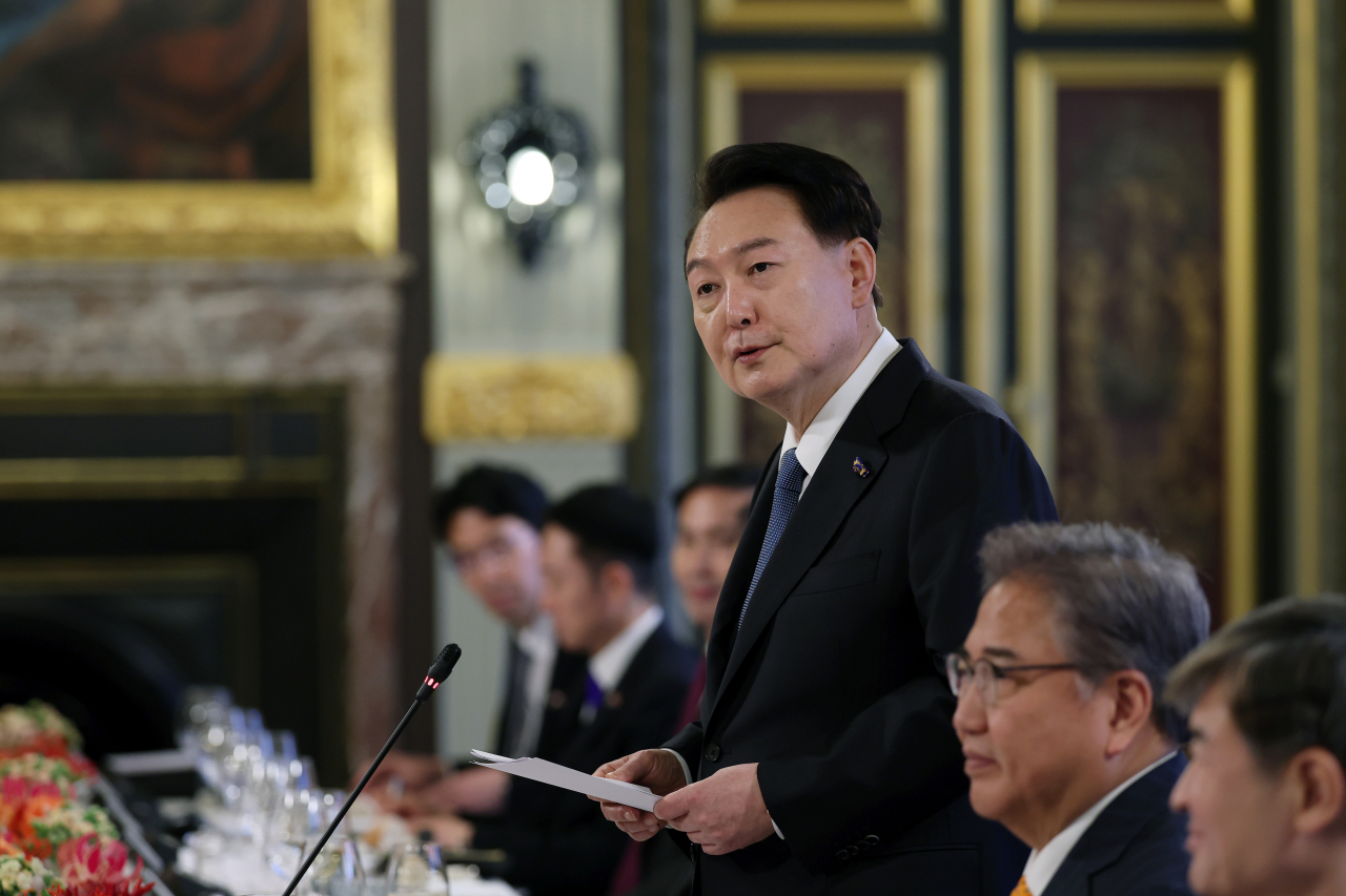 President Yoon Suk Yeol (center) speaks during a lunch meeting with Dutch Prime Minister Mark Rutte on Wednesday. (Pool photo provided by Yonhap)