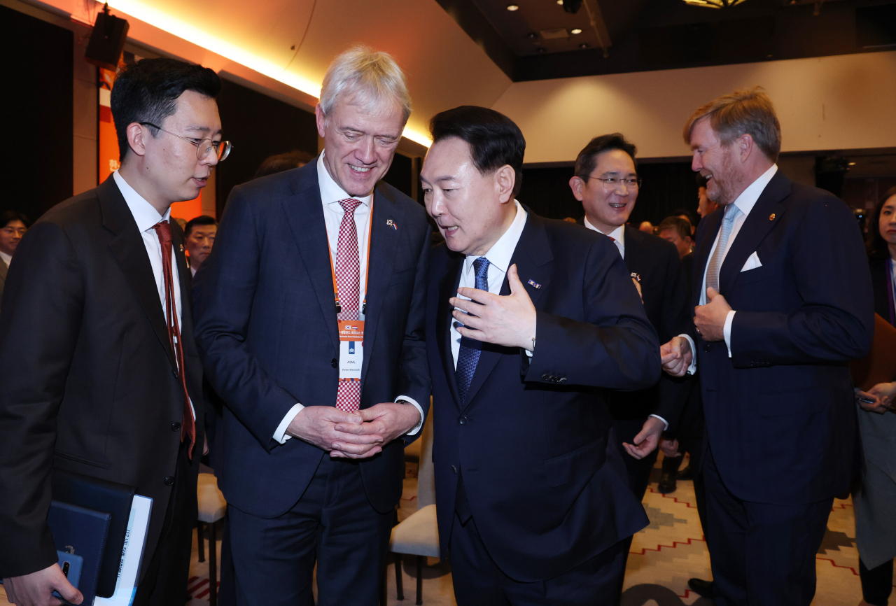 President Yoon Suk Yeol (center) speaks with ASML CEO Peter Wennink (second from left) during a business forum held in Amsterdam on Wednesday. (Yonhap)
