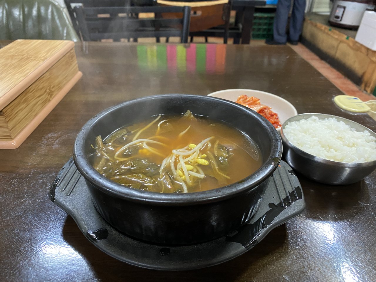 One serving of haejangguk along with a bowl of rice and kimchi is priced at 3,000 won in Nakwon-dong. (Hwang Joo-young/The Korea Herald)