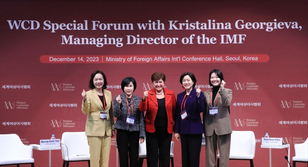 From left: Lee Bok-sil, chair of Lotte Card's ESG Committee; Citibank Korea CEO Yoo Myung-soon; International Monetary Fund Managing Director Kristalina Georgieva; Bank of Korea Monetary Policy Committee member Suh Young-kyung; and Naver CEO Choi Soo-yeon take pose after a panel discussion at a forum hosted by Women Corporate Directors Korea on gender equality and women leadership held at the government complex in Seoul, Thursday. (The Bank of Korea)