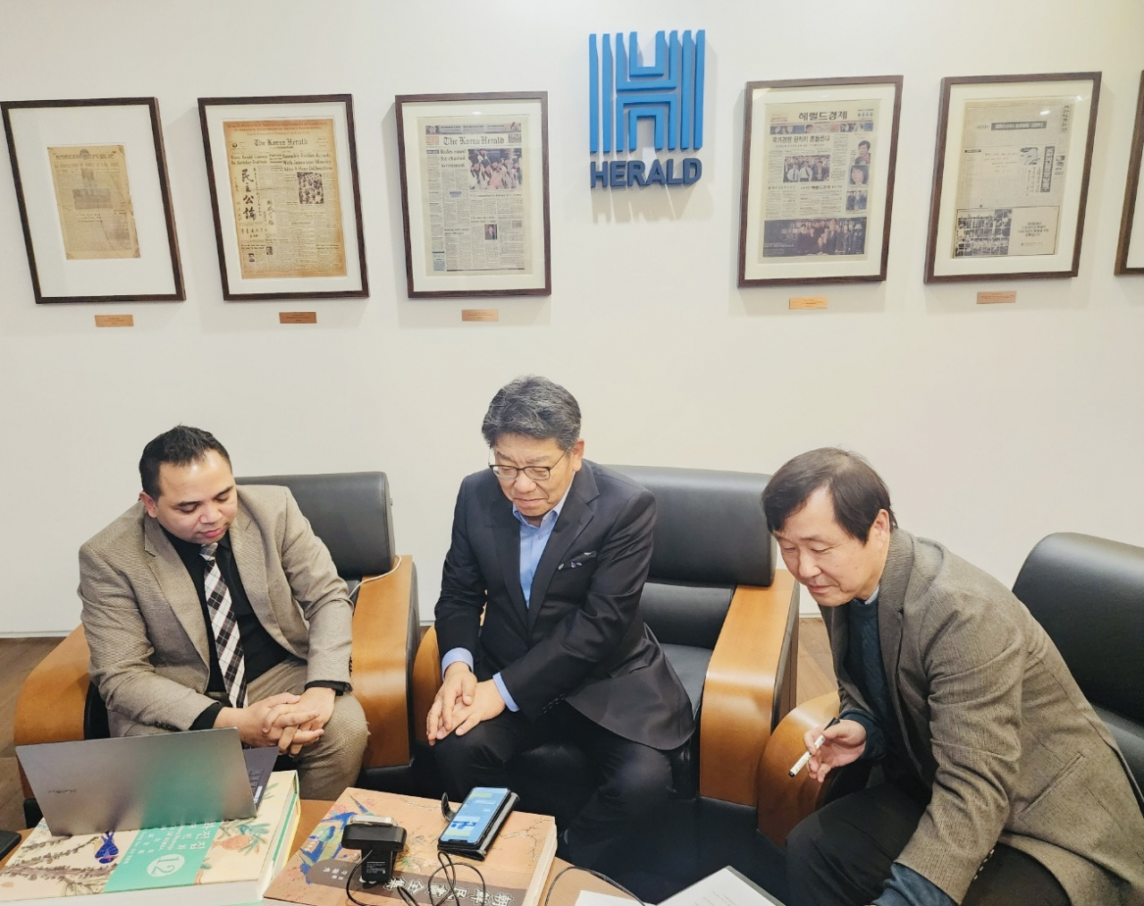 The Korea Herald CEO Choi Jin-young(center) and The Korea Herald Vice President Shin Yong-bae(first from right) attends the online signing ceremony of the memorandum of understanding signed between The Korea Herald and Verslo Zinios on Thursday. (Kim Hee-soo/ The Korea Herald)