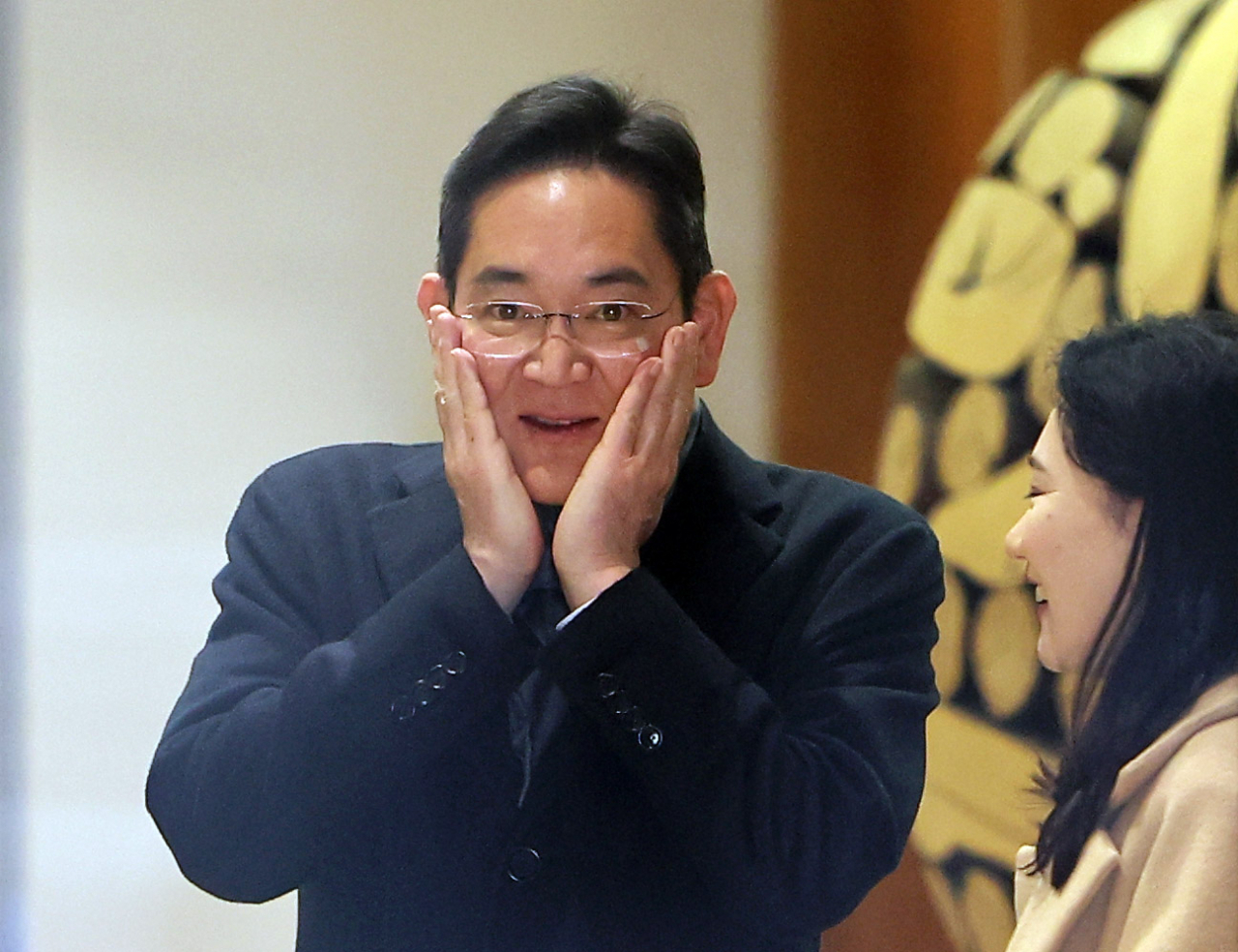 Samsung Electronics Chairman Lee Jae-yong speaks to a reporter at Gimpo International Airport upon returning from his trip to the Netherlands, on Friday. (Yonhap)