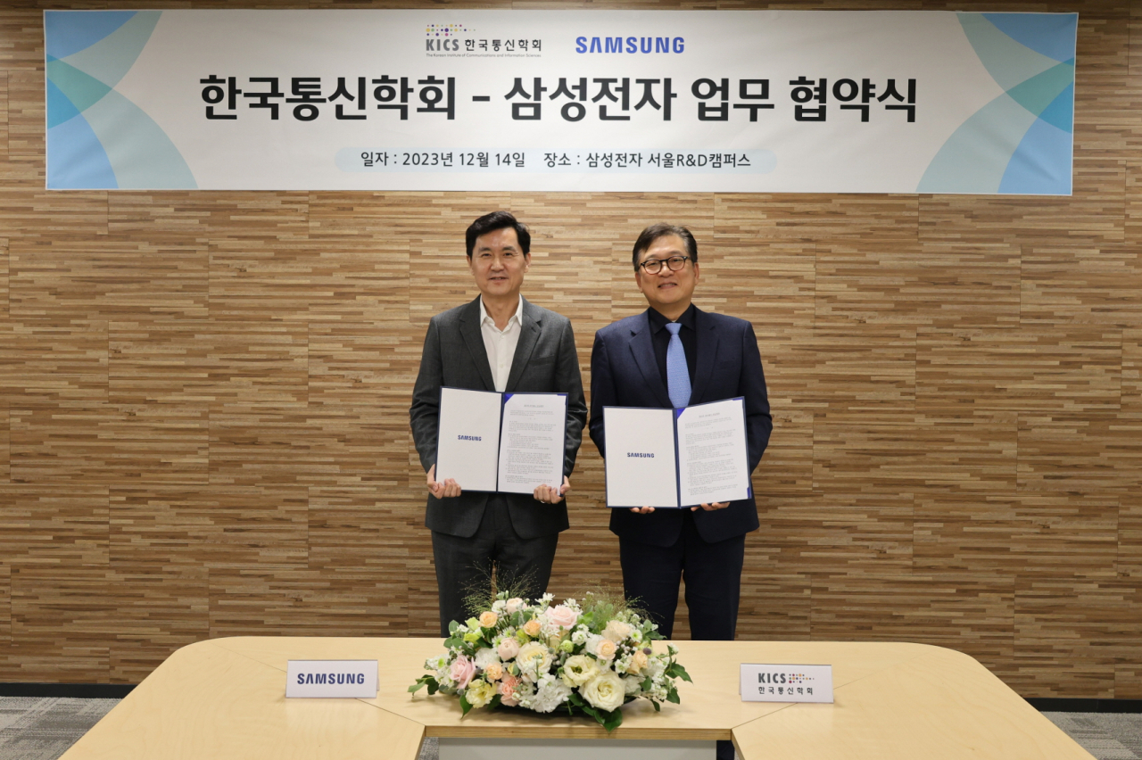 Samsung Executive President and Chief Technology Officer Cheun Kyung-whoon (left) poses with Korean Institute of Communications and Information Sciences President Hong Een-kee at a signing ceremony held in Seoul on Thursday. (Yonhap)