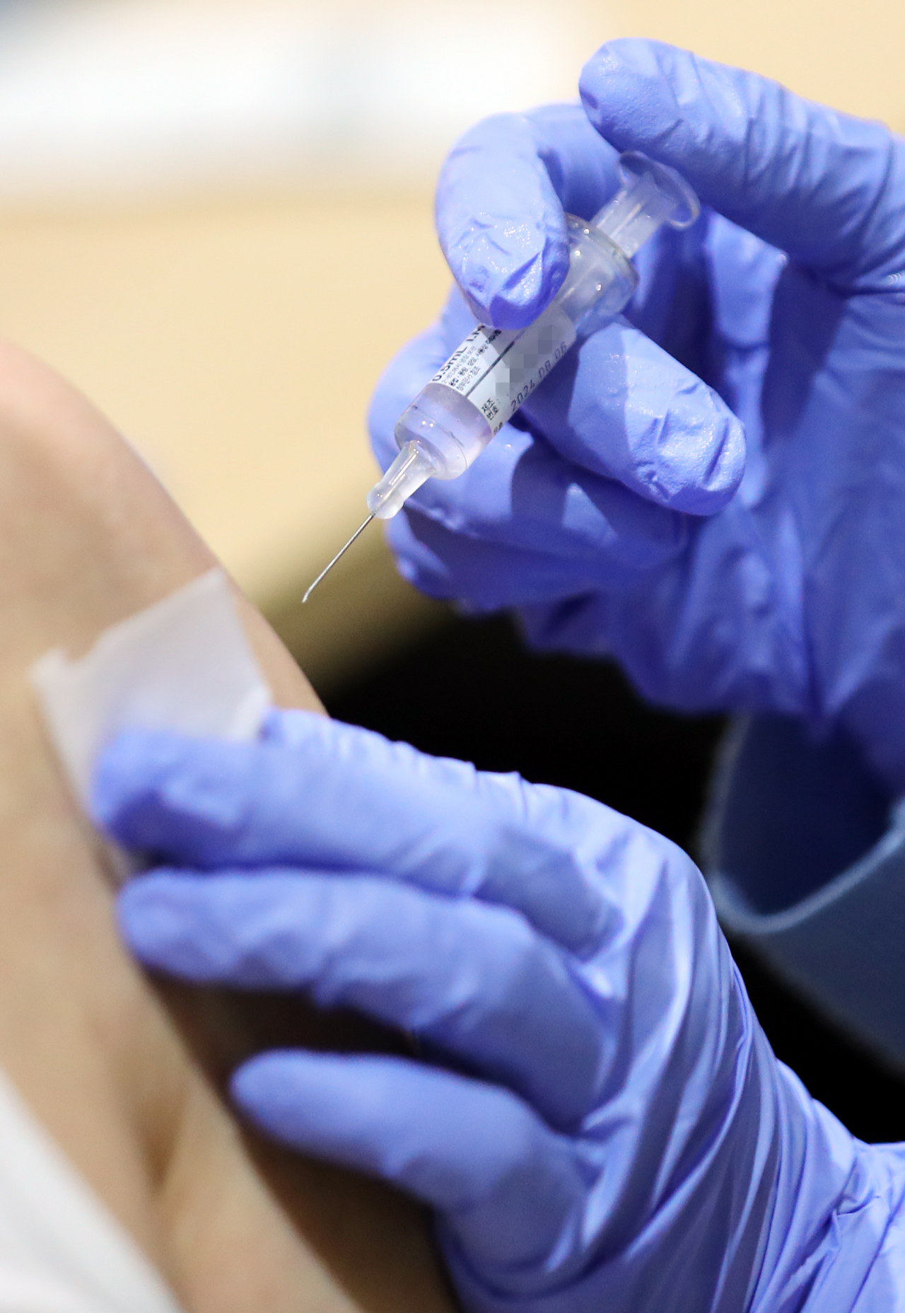 A man receives a flu vaccination shot in Seoul on Oct. 11. (Newsis)