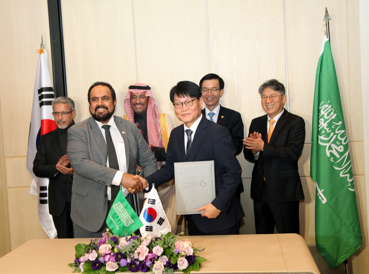 Dr. Fahd al-Dohish (front left), CEO of Saudi National Automobiles Manufacturing Co., and Jeong Yong-won, CEO of KG Mobility, exchange a handshake at the signing ceremony held in Seoul on Friday. (KG Mobility)