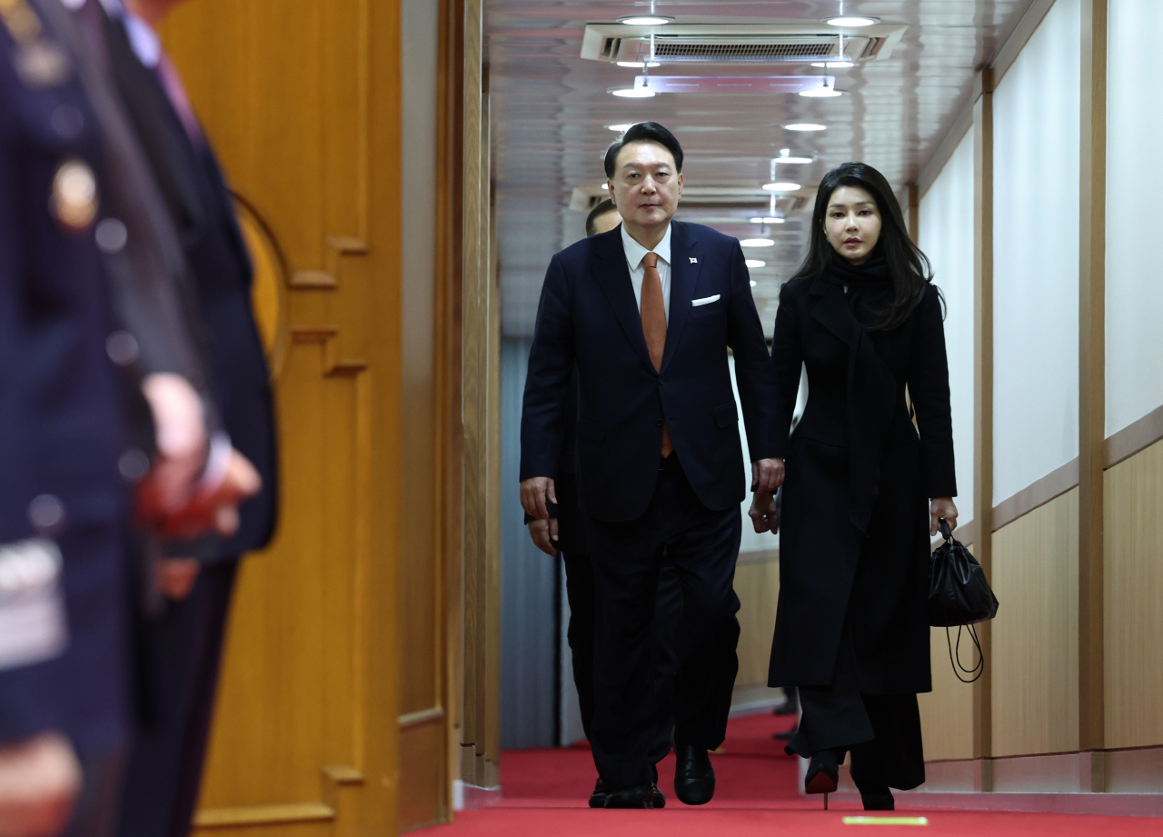 President Yoon Suk Yeol (left), alongside his wife, Kim Keon Hee, arrives at Seoul Air Base in Seongnam, south of Seoul, on Friday, after finishing a four-day state visit to the Netherlands. (Yonhap)
