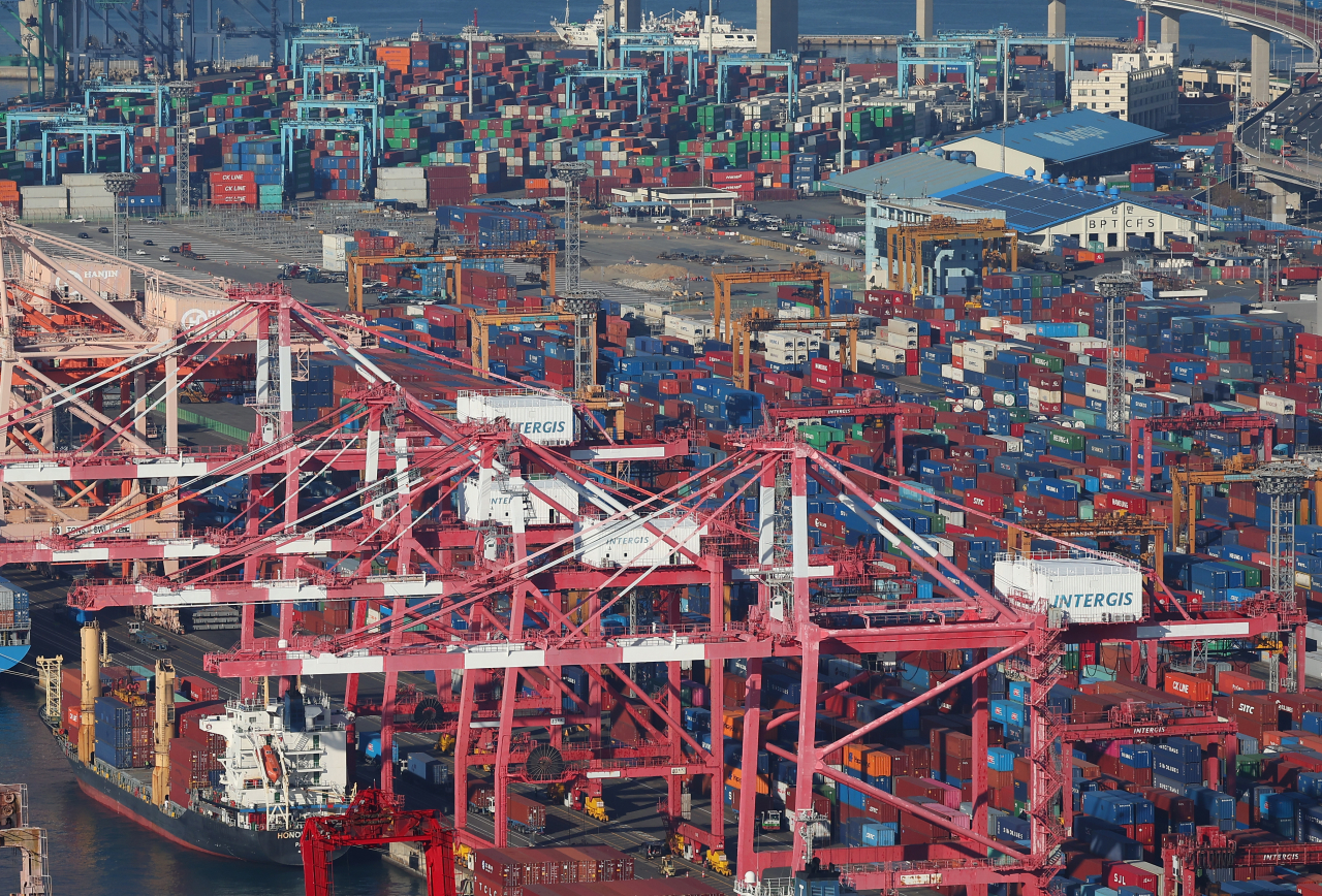 Container ships at Sinseondae Terminal in Busan on Nov. 21 (Yonhap)