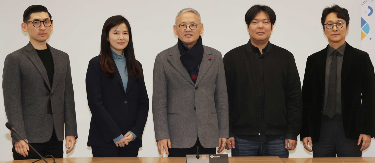 From left: Coupang Play CEO Kim Sung-han, Tving CEO Choi Joo-hee, Culture Minister Yoo In-chon, Watcha CEO Park Tae-hyun, Wavve CEO Kim Tae-hoon pose for a photo after a meeting led by Culture Ministry held in Seoul on Friday. (Yonhap)