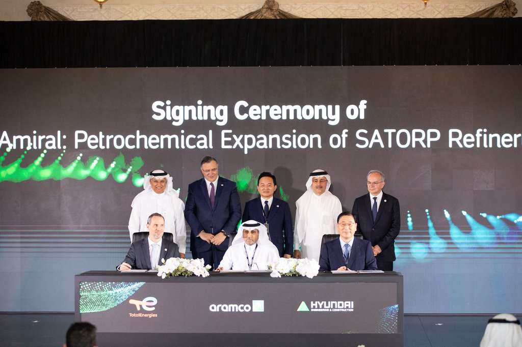 South Korean Land Minister Won Hee-ryong (back row, third from left) poses with officials of Saudi Aramco after signing an agreement on the construction of the Amiral petrochemical plant in Saudi Arabia, June 24. (Ministry of Land, Infrastructure and Transport)