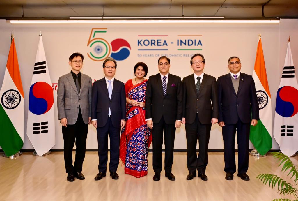 Indian Ambassador to Korea Amit Kumar(fourth from left) and the spouse of Ambassador Surabhi Kumar(third from left) pose for a group photo with guests during the event marking the 50th anniversary of India-Korea ties at the Indian Cultural Centre in Seoul on Wednesday. (Embassy of India in Seoul)